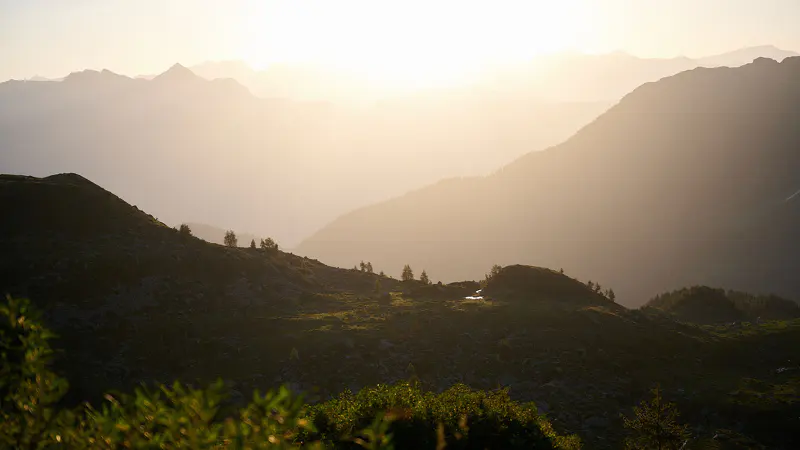 Gelaagde bergkammen, verlicht door een felle zon.